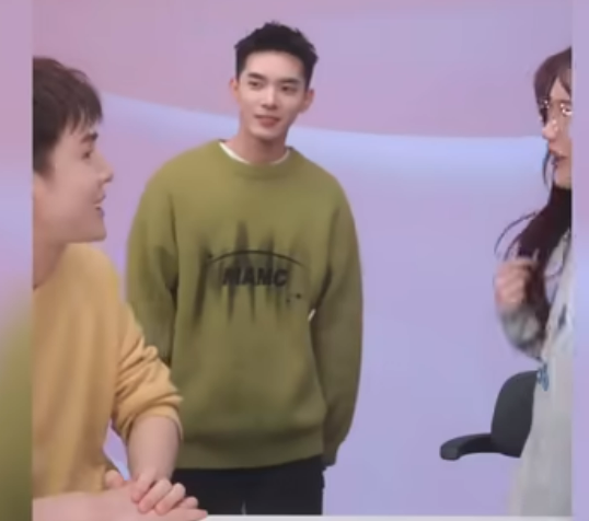 李佳琦助理疑似换头，资源匹敌迪丽热巴？_绅士次元