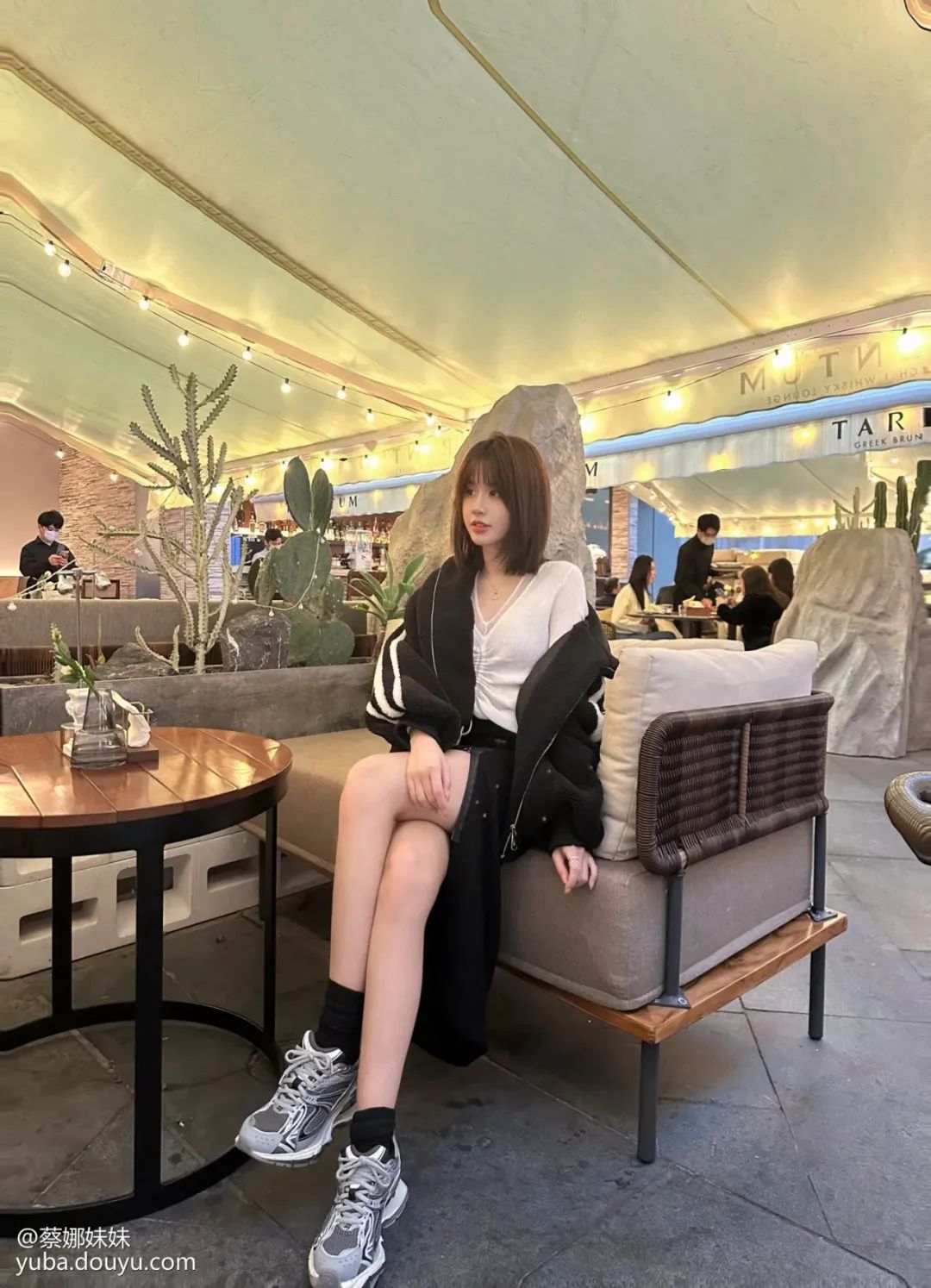 斗鱼女主播蔡娜妹妹直播电视反光洗澡过程，春光乍泄被违规封禁！_绅士次元