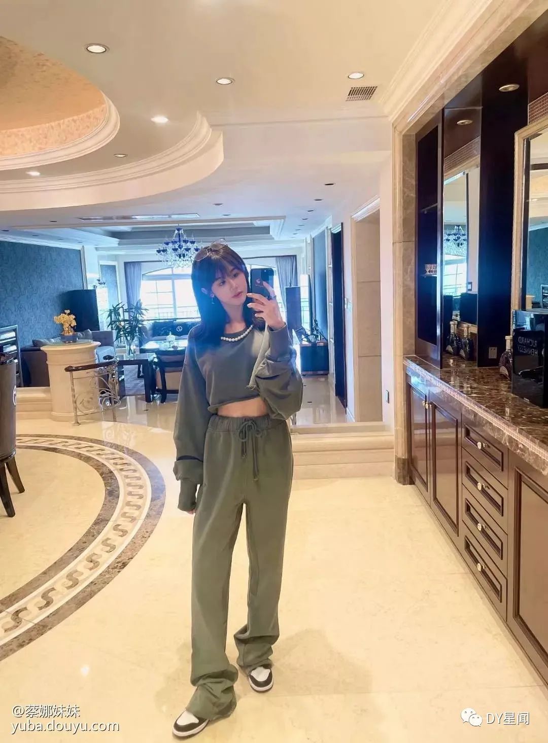斗鱼女主播蔡娜妹妹直播电视反光洗澡过程，春光乍泄被违规封禁！_绅士次元