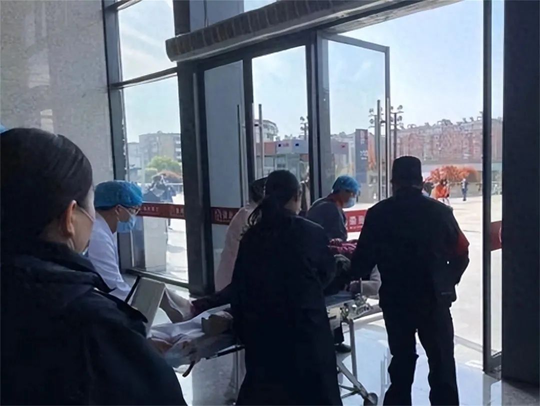 男子不愿补票被击毙，3个女儿和90岁母亲目睹了全过程！死前更是猖狂道：有本事开枪打死我啊_绅士次元