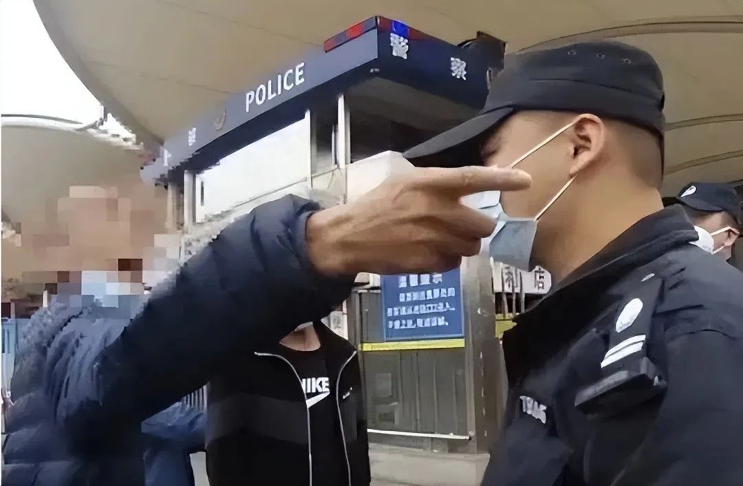 男子不愿补票被击毙，3个女儿和90岁母亲目睹了全过程！死前更是猖狂道：有本事开枪打死我啊_绅士次元