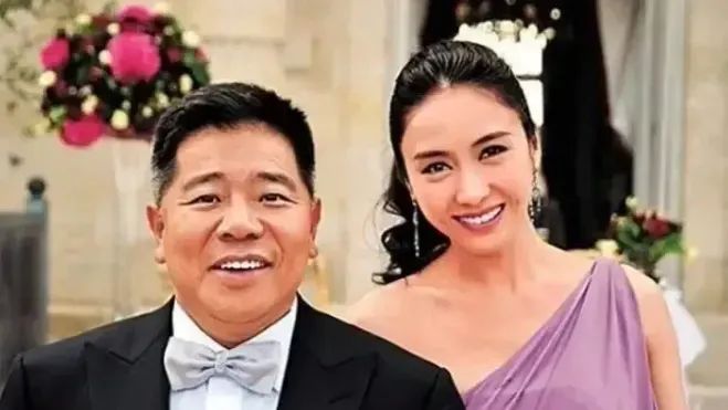 走投无路的黎姿，声泪俱下地说：“强哥，能借我500w吗？”马廷强：“不用借，我直接送给你，但是有一个条件！”_绅士次元