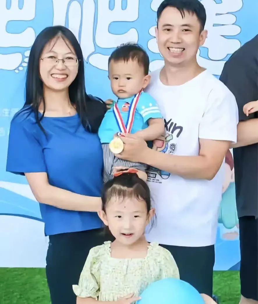 4岁女孩黄元芯走失，“阴谋论”层出不穷，一个朋友圈打脸网友，走失原因很简单_绅士次元