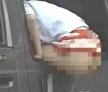 国庆堵车惊现女司机高速排尿，专家：不会对桥体造成危害？_绅士次元