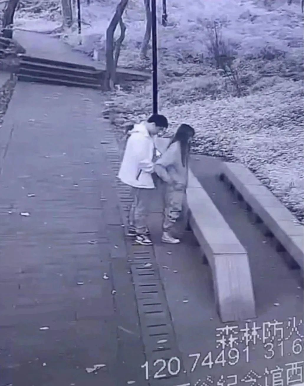 曝江苏森防中心大屏播不雅监控，男扶女跪动作娴熟得很，！网友：光天化日就饥渴难耐了？_绅士次元