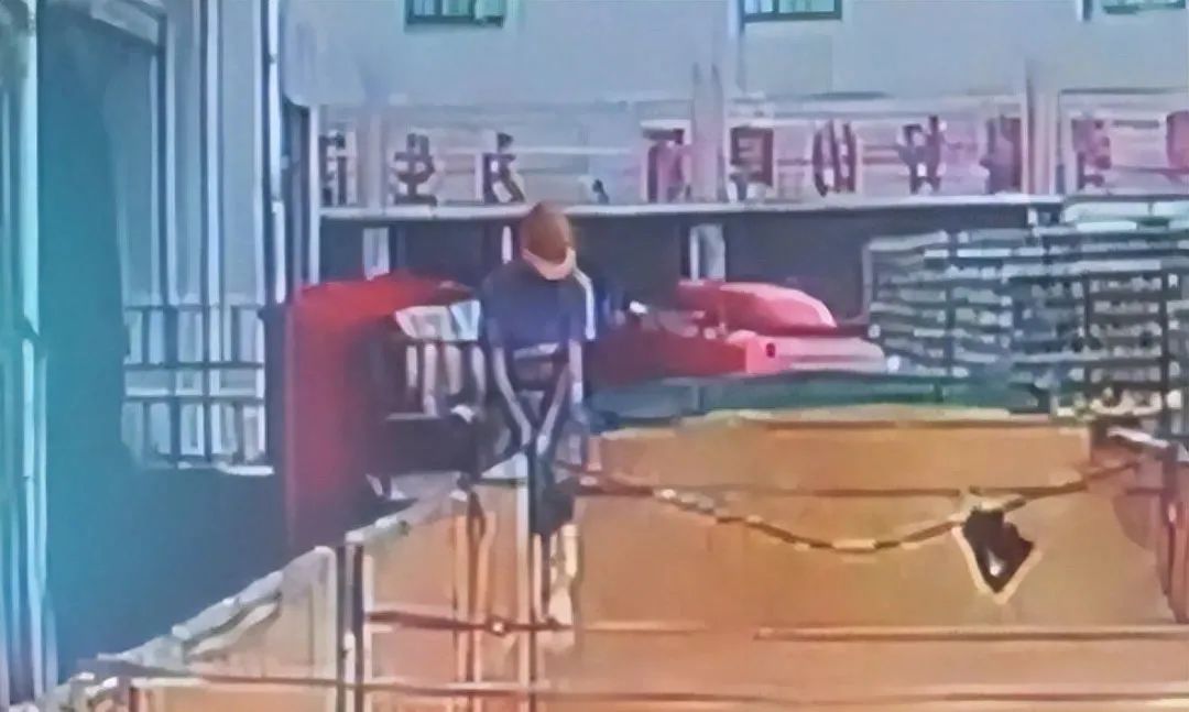 青岛啤酒工人在原料仓内小便，网友：这一尿市值上亿，跌停没跑了_绅士次元