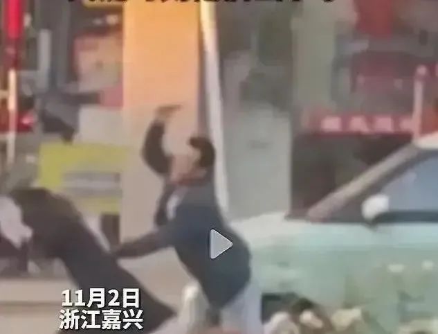 太不可思议了！浙江女律师庭审后被当街锤头，现场惨不忍睹，已住进ICU！_秀人网摄影