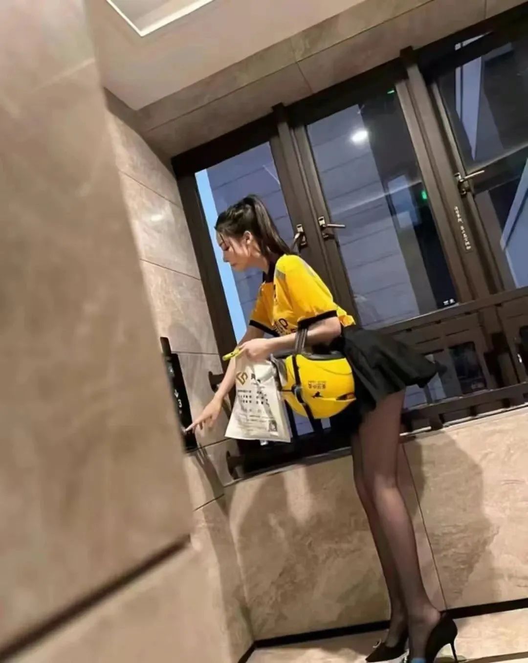 惹众怒的短裙黑丝“外卖媛”送货事件，背后的真相让人直呼受不了！_绅士次元