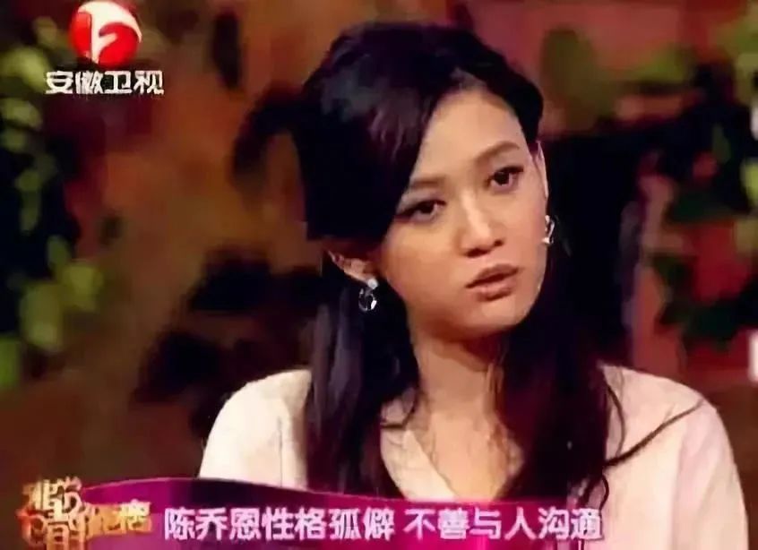 44岁陈乔恩现状：素颜比小9岁老公还年轻，不着急生娃，把狗当孩子宠_绅士次元