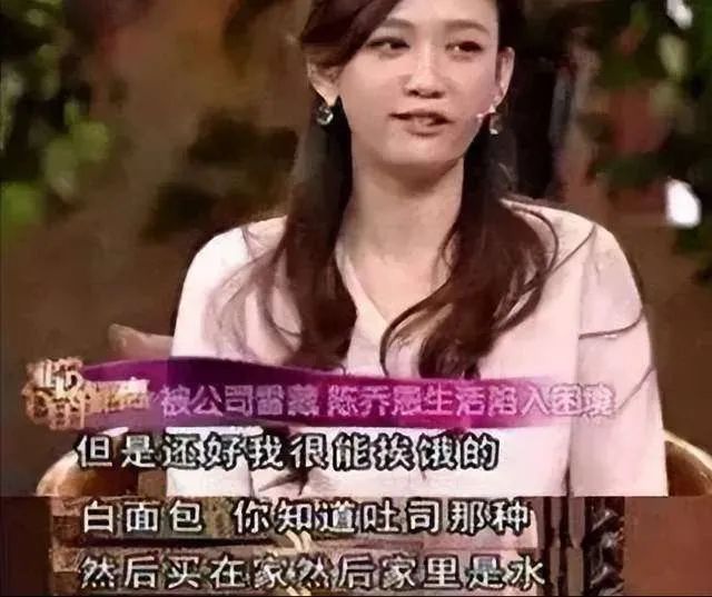 44岁陈乔恩现状：素颜比小9岁老公还年轻，不着急生娃，把狗当孩子宠_绅士次元