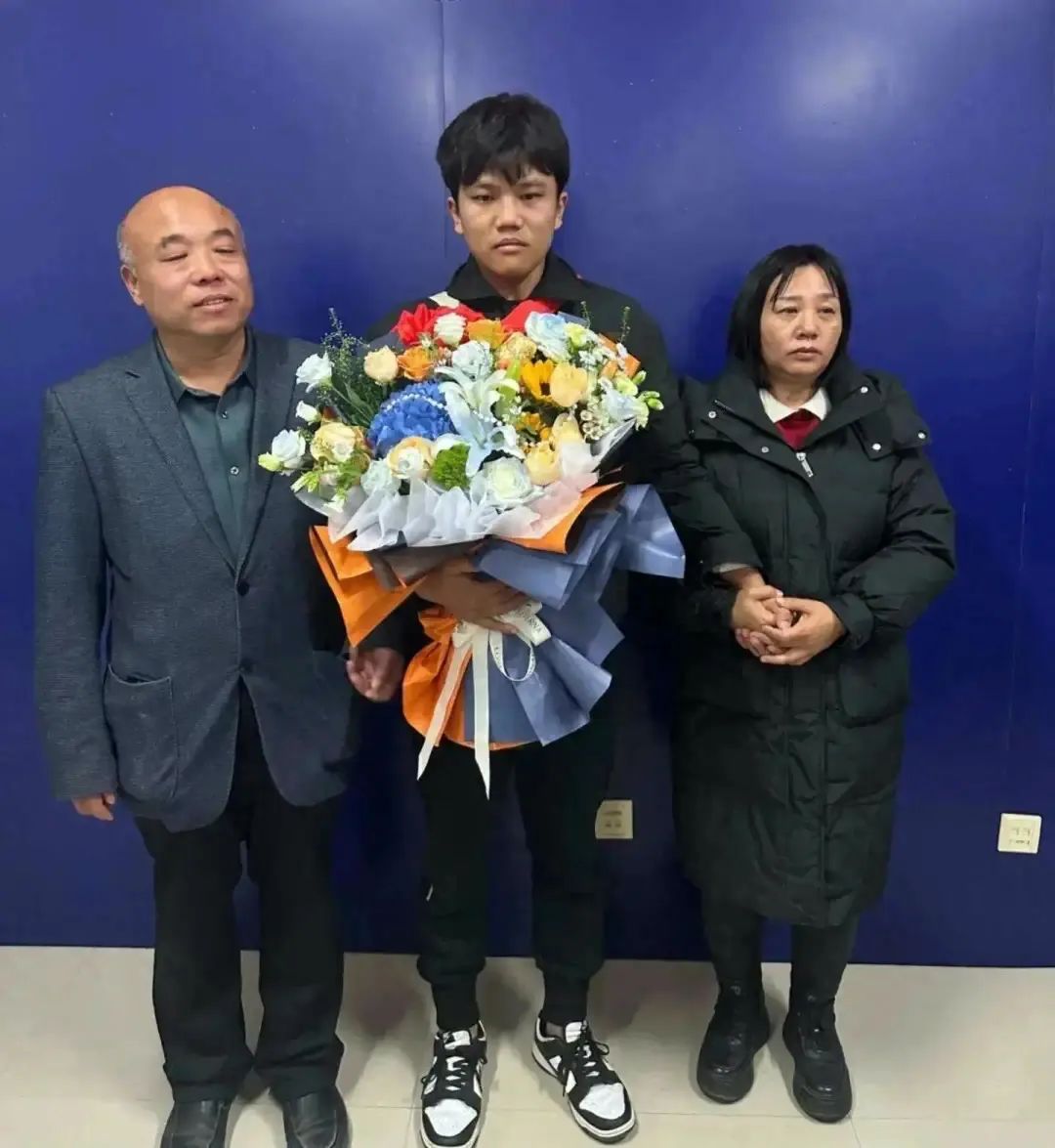 解清帅哥哥才是真富豪！穿百元体恤开迈巴赫，名下7家公司引热议_绅士次元