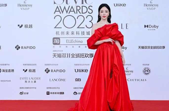 从体制内离职却遭全网群嘲！可原本年薪仅25万的她，现在一天就能赚几十万..._绅士次元