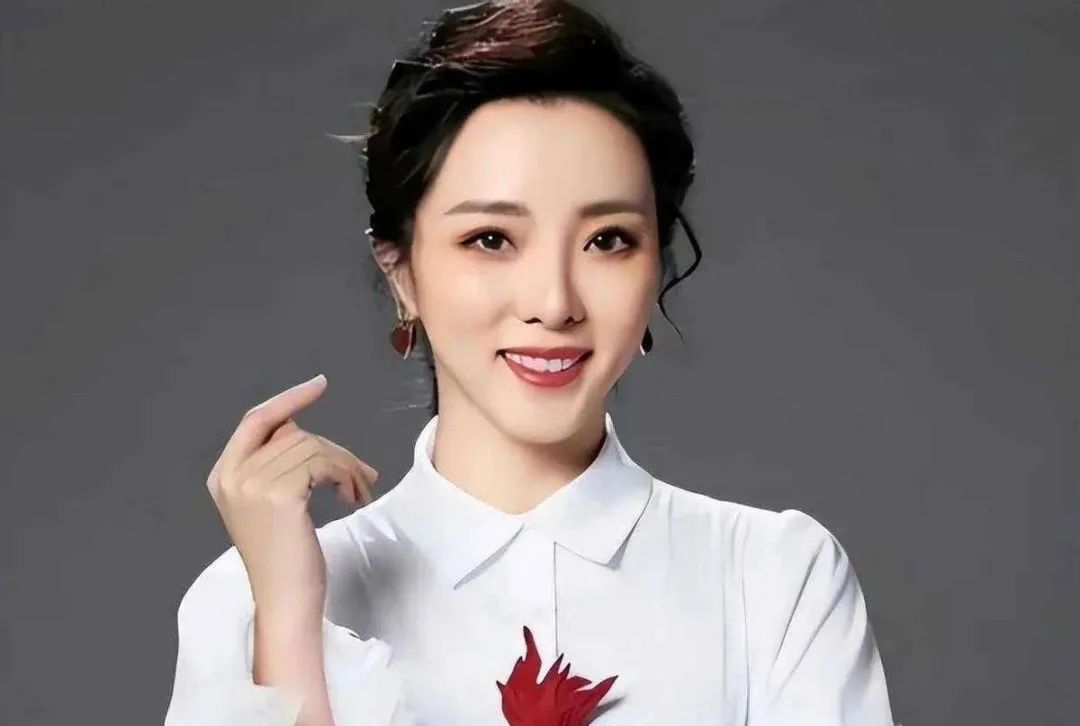 从体制内离职却遭全网群嘲！可原本年薪仅25万的她，现在一天就能赚几十万..._绅士次元