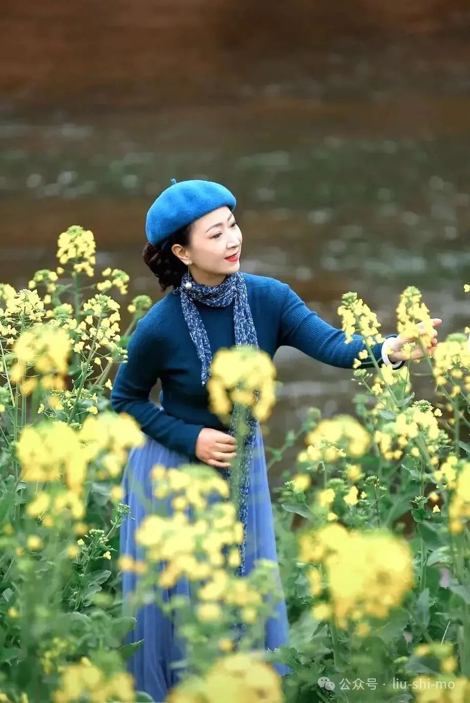 手机怎么拍好油菜花人像？拍照技巧和姿势，都在这里了_秀人网摄影