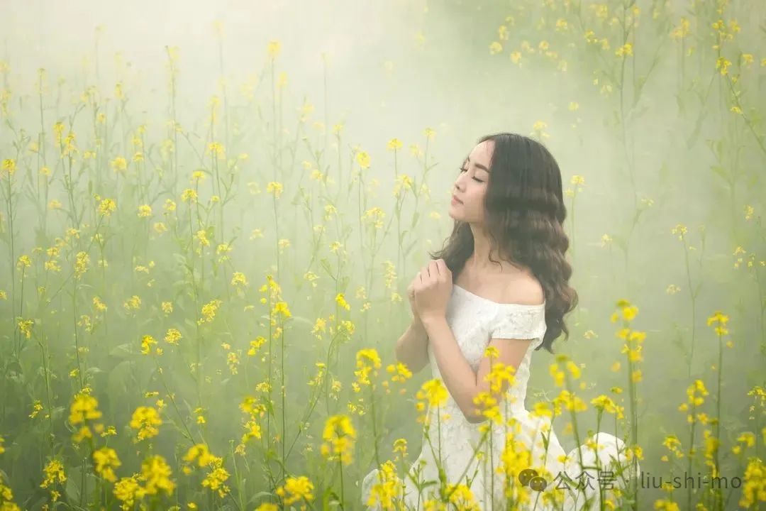 手机怎么拍好油菜花人像？拍照技巧和姿势，都在这里了_绅士次元