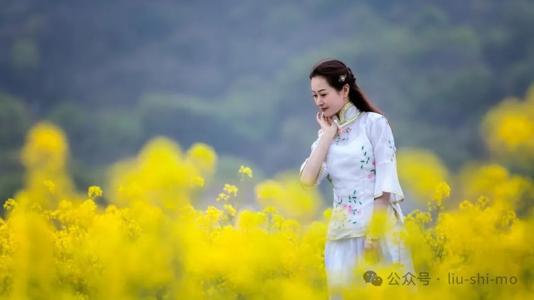 手机怎么拍好油菜花人像？拍照技巧和姿势，都在这里了_秀人网摄影