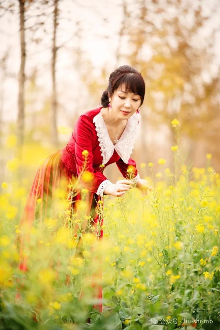 手机怎么拍好油菜花人像？拍照技巧和姿势，都在这里了_绅士次元
