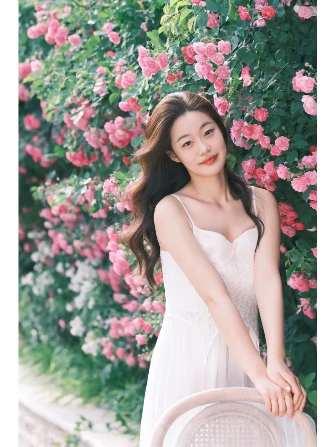 花墙拍照姿势，看这9个拍照技巧，花墙拍照很出片_绅士次元