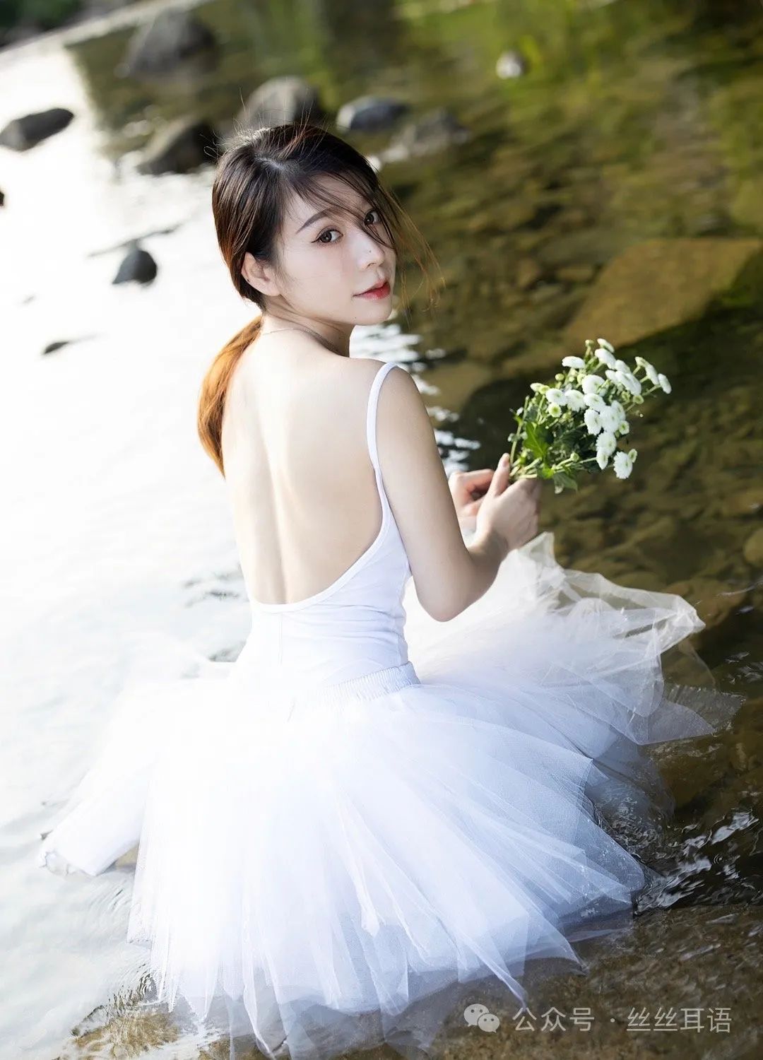人像写真—雪白露背芭蕾裙,人生都肯定有遗憾_绅士次元