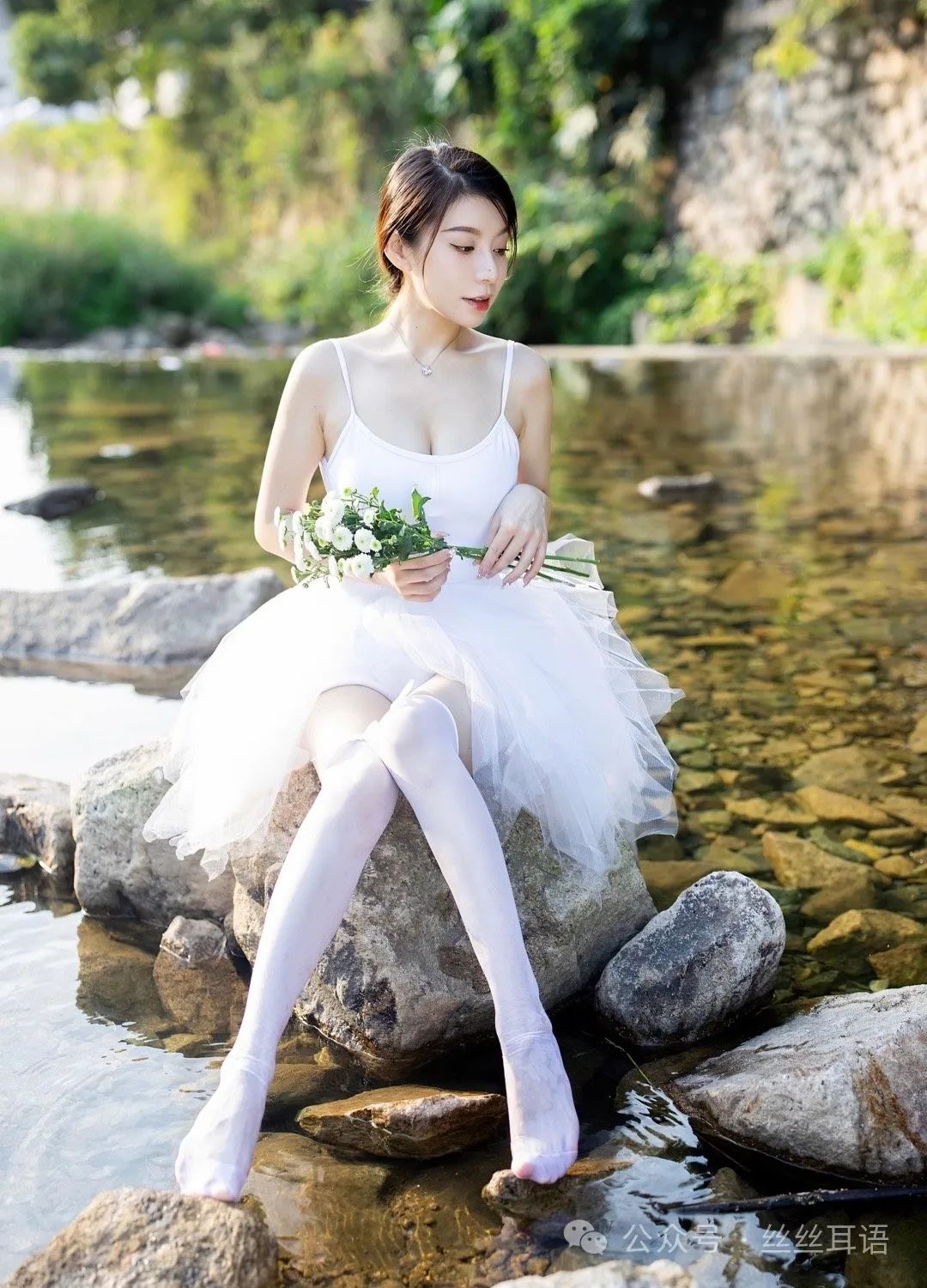 人像写真—雪白露背芭蕾裙,人生都肯定有遗憾_绅士次元