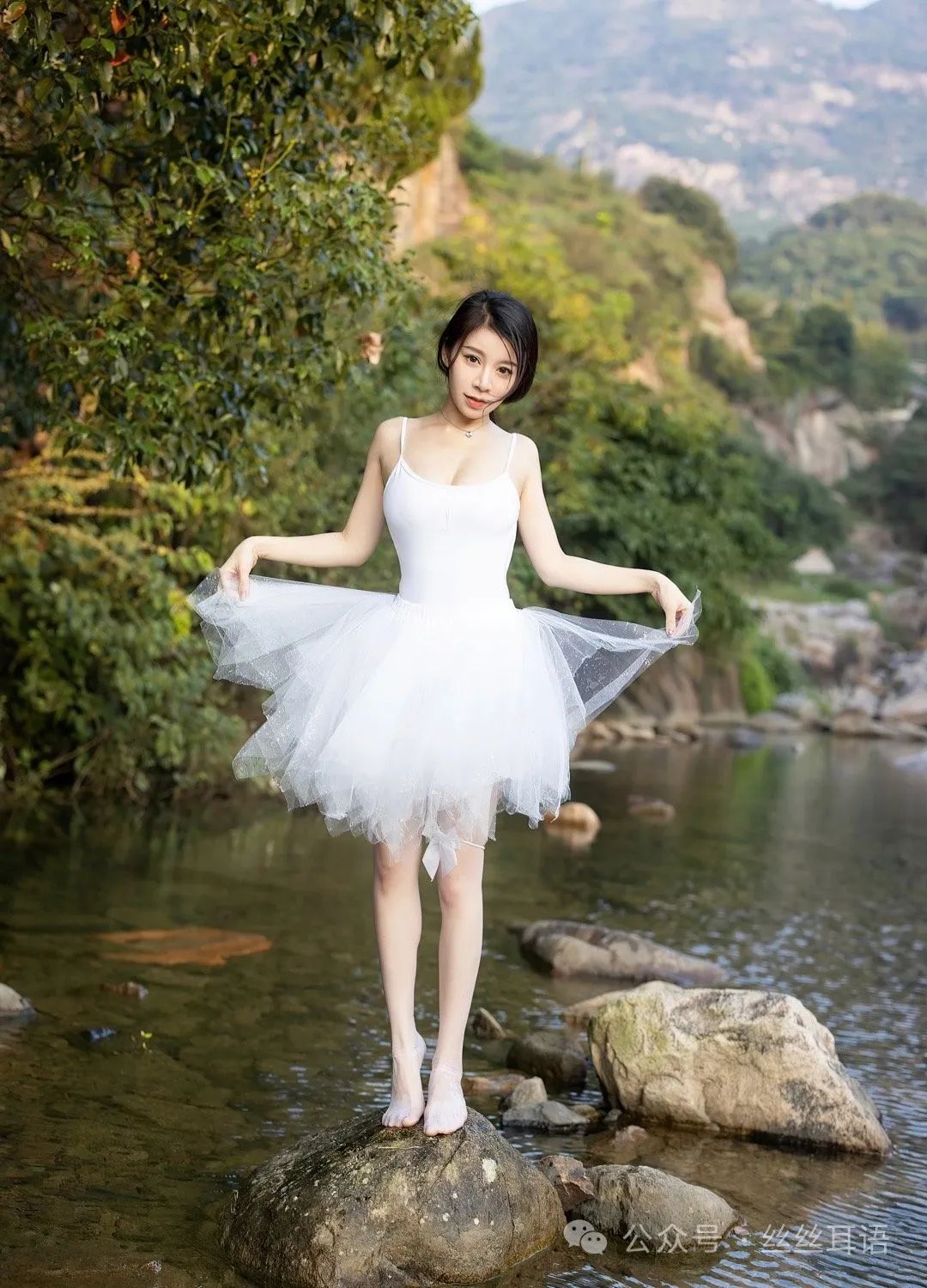 人像写真—雪白露背芭蕾裙,人生都肯定有遗憾_绅士次元