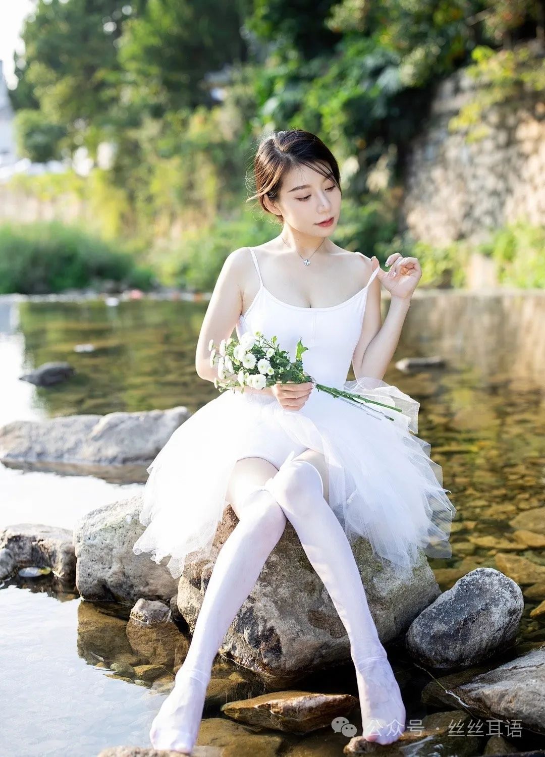 人像写真—雪白露背芭蕾裙,人生都肯定有遗憾_绅士次元