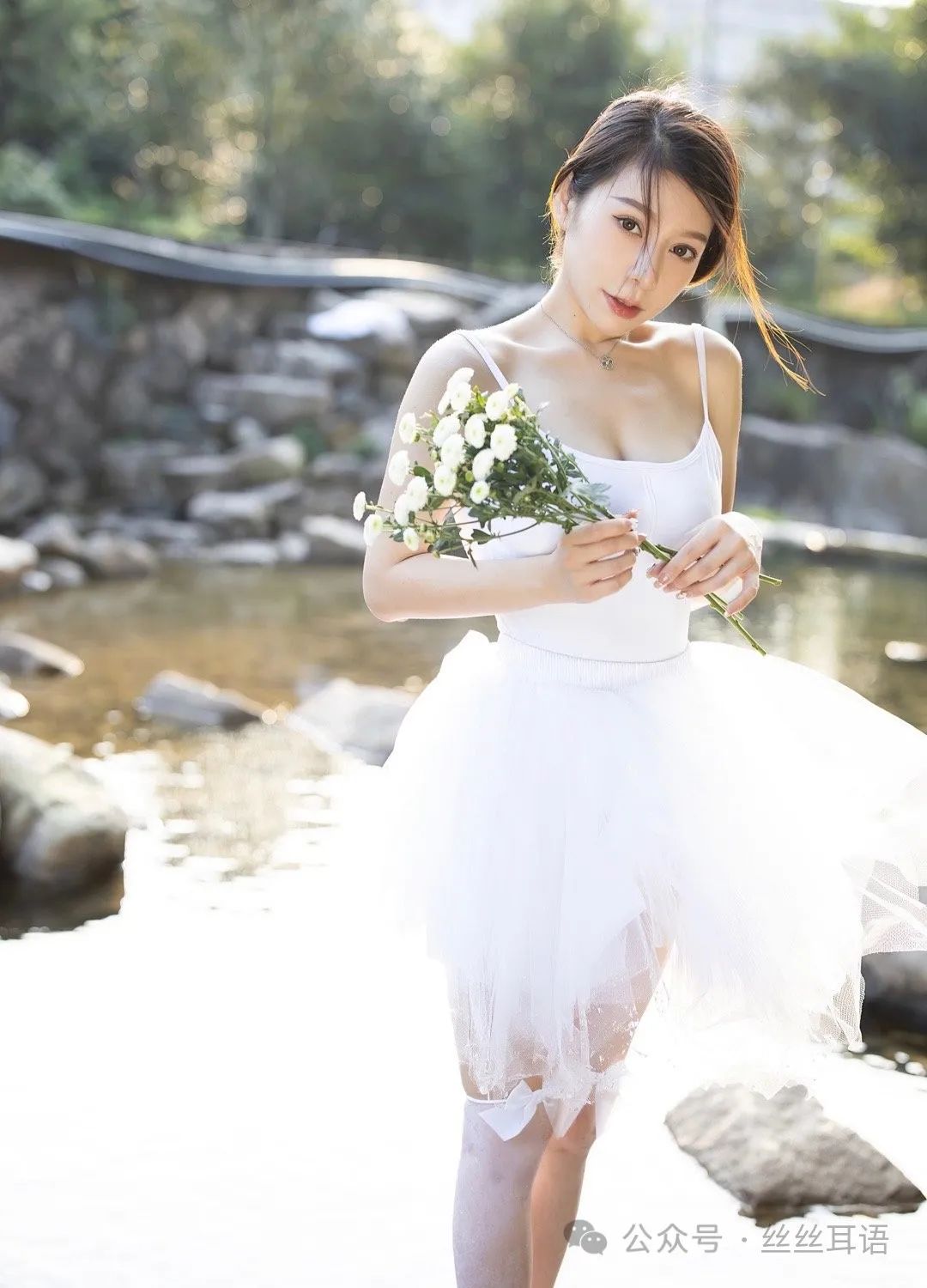 人像写真—雪白露背芭蕾裙,人生都肯定有遗憾_绅士次元