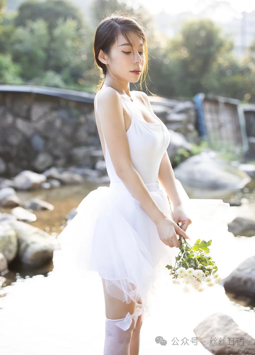 人像写真—雪白露背芭蕾裙,人生都肯定有遗憾_绅士次元